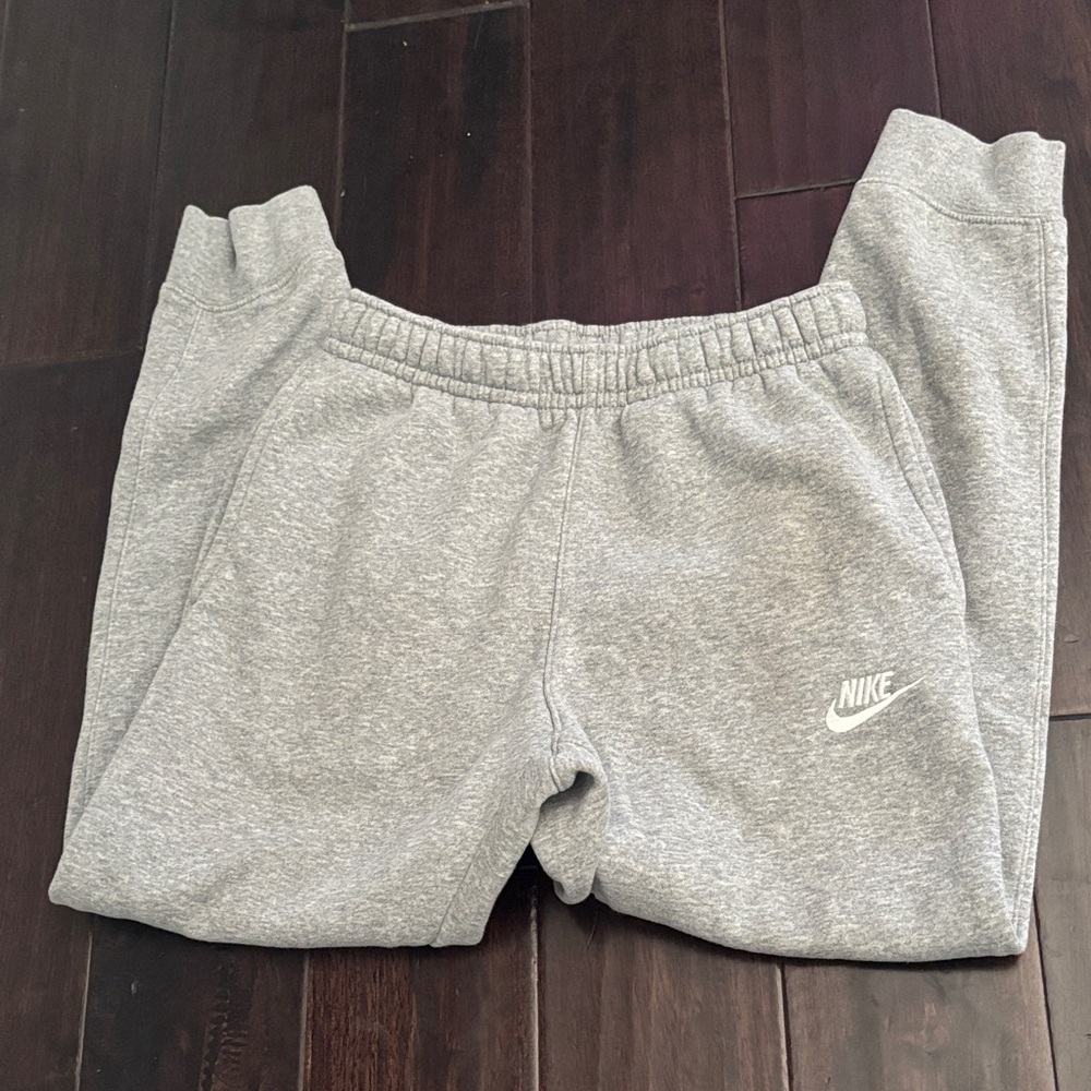 XS Men Nike club jogger in dark grey heather light smoke grey white